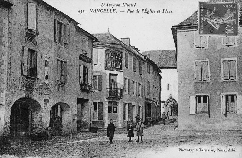 L'Aveyron Illustré. 432. NANCELLE. [NAUCELLE] – Rue de l'Eglise et Place.